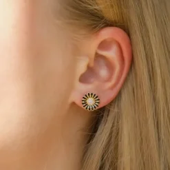 10 - 11 mm marguerit sorte zirkon ørestikker i forgyldt sølv - Matilda