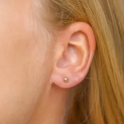 4 mm kugle ørestikker i 9 karat guld