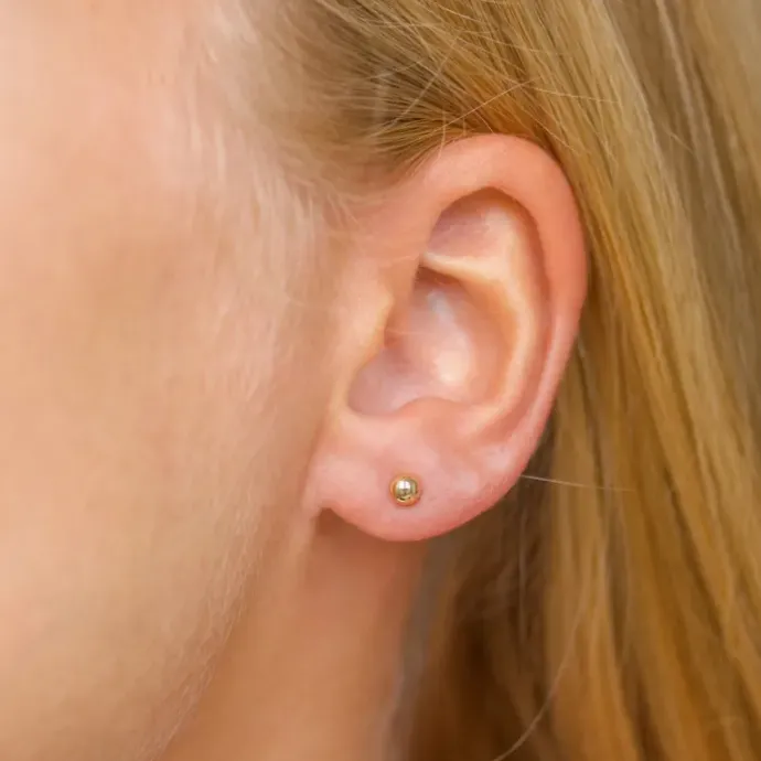4 mm kugle ørestikker i 9 karat guld