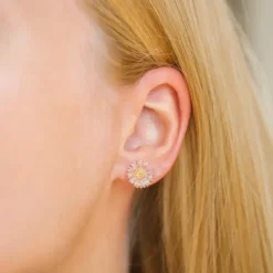 11 mm marguerit pink ørestikker i forgyldt sølv - Marie