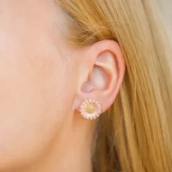 14 mm marguerit pink ørestikker i forgyldt sølv - Marie