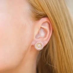14,5 mm marguerit pink ørestikker i forgyldt sølv - Matilda