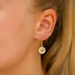 11 mm marguerit øreringe i forgyldt sølv - Matilda
