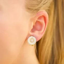 14 mm marguerit øreringe i forgyldt sølv - Matilda