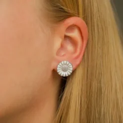 15 mm marguerit øreringe i rhodineret sølv - Marie