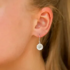 12 mm marguerit øreringe i rhodineret sølv - Marie