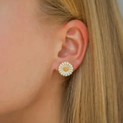 15 mm marguerit ørestikker i forgyldt sølv - Marie