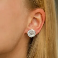 14,5 mm marguerit ørestikker i rhodineret sølv - Matilda