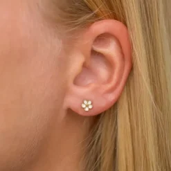 5,5-6 mm marguerit ørestikker i forgyldt sølv - Majse