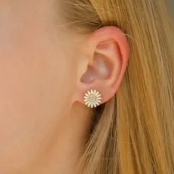 11 mm marguerit ørestikker i forgyldt sølv - Matilda
