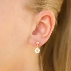 7 mm marguerit ørestikker i forgyldt sølv - Maggie