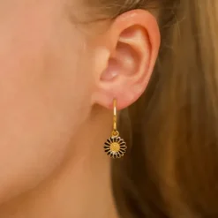 18 mm marguerit sorte creoler i forgyldt sølv - Matilda