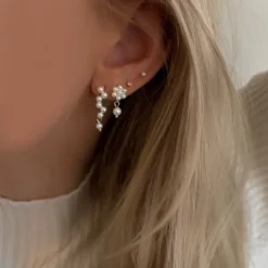 2 mm Nava Lily Petite perle ørestikker i forgyldt sølv