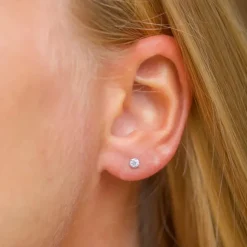 3 mm øreringe i 14 karat hvidguld med zirkoner