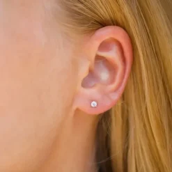3 mm ørestikker i 9 karat guld med zirkon