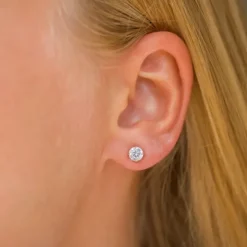 5 mm ørestikker i 9 karat guld med zirkon