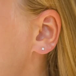 2,5 mm ørestikker i 9 karat guld med zirkon