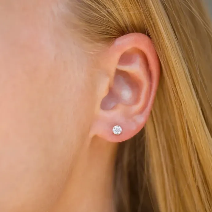 4 mm ørestikker i 9 karat guld med zirkoner