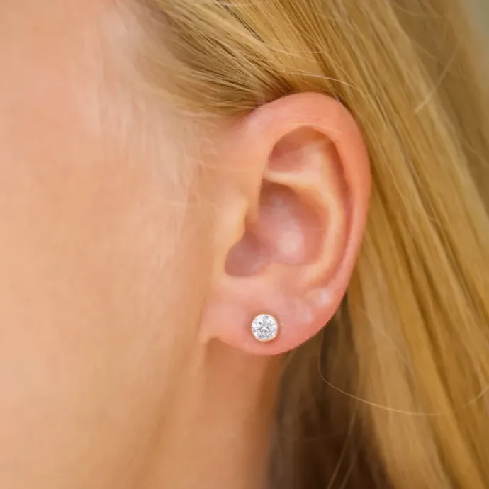 5 mm ørestikker i 9 karat guld med zirkon