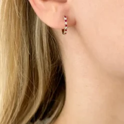 14 mm rubin creoler i 14 karat guld med rubin og diamant