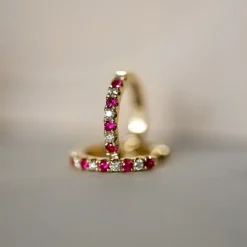 14 mm rubin creoler i 14 karat guld med rubin og diamant