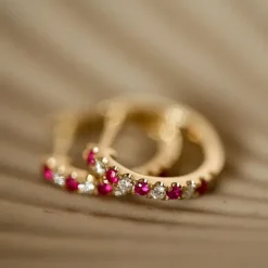 14 mm rubin creoler i 14 karat guld med rubin og diamant