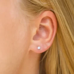 3 mm runde ørestikker i 9 karat hvidguld med zirkon