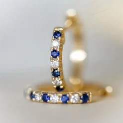 14 mm safir creoler i 14 karat guld med safir og diamant