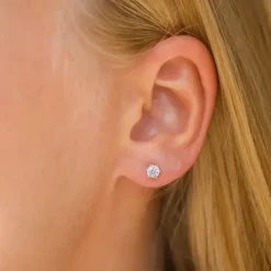 4 mm solitaireørestikker i 9 karat guld med zirkoner