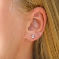 4 mm zirkon ørestikker i 9 karat guld med zirkon