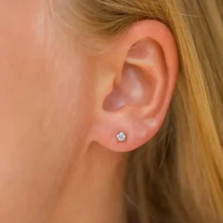 3 mm zirkon ørestikker i 9 karat guld med zirkon