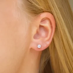 4 mm zirkon ørestikker i 9 karat guld med zirkon