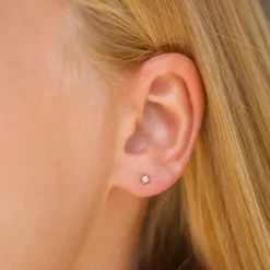 2 mm zirkon ørestikker i 9 karat guld med zirkon