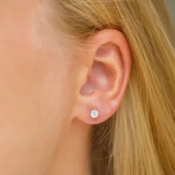 4 mm zirkon ørestikker i 9 karat guld med zirkon