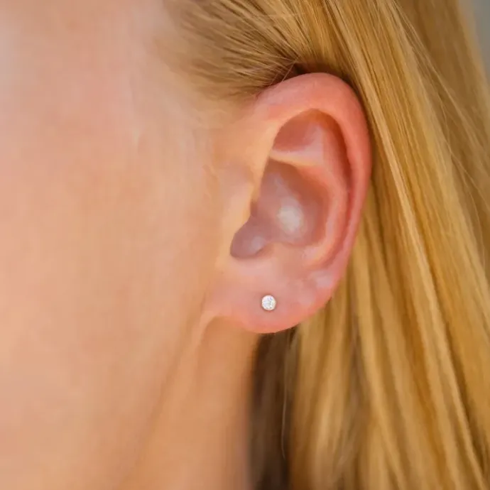 1/2 par 2,5 mm øreringe i 9 karat guld med zirkon