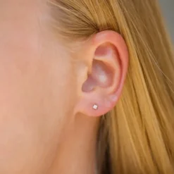 1/2 par 2 mm øreringe i 9 karat guld med zirkon