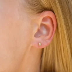 1/2 par 4 mm øreringe i 9 karat guld