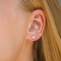 1/2 par 4 mm ørestikker i 9 karat guld med zirkon