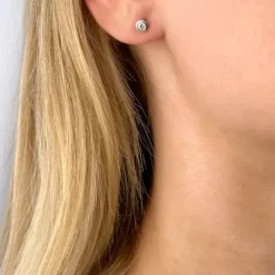 2 x 0,15 ct diamant solitaireørestikker i 14 karat hvidguld med diamant