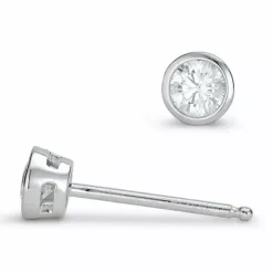 2 x 0,15 ct solitaireørestikker i 14 karat hvidguld med diamant