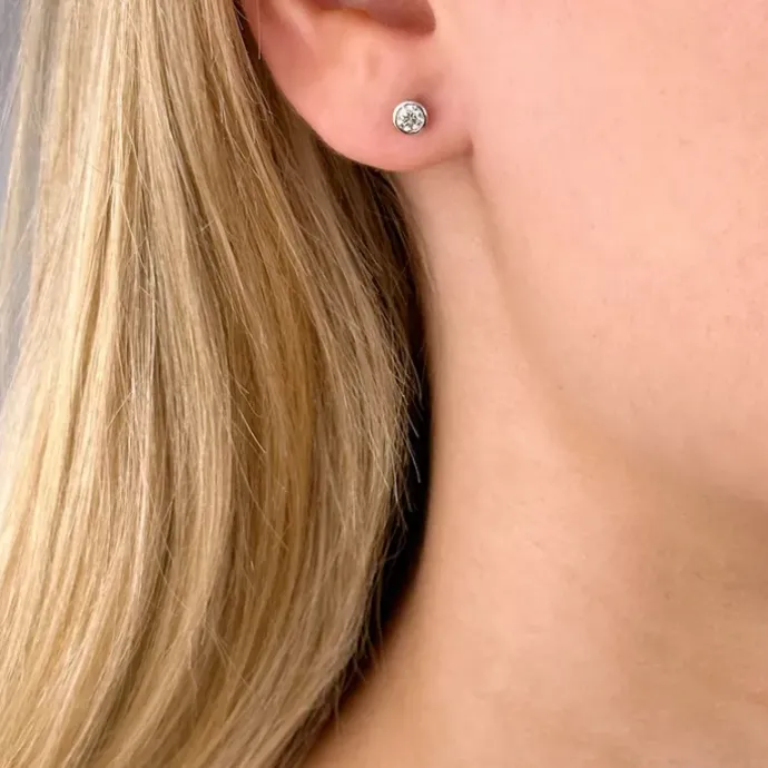 2 x 0,15 ct solitaireørestikker i 14 karat hvidguld med diamant
