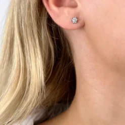 2 x 0,20 ct diamant solitaireørestikker i 14 karat hvidguld med diamant