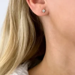 2 x 0,20 ct diamant solitaireørestikker i 14 karat guld med diamant