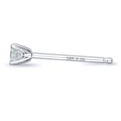 1 x 0,06 ct diamant solitaireørestik i 14 karat hvidguld med diamant