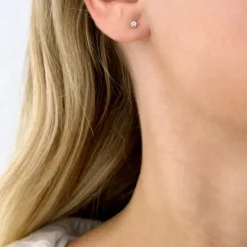 2 x 0,10 ct lab grown diamant solitaireørestikker i 14 karat guld med lab grown diamant