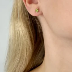 2 x 0,30 ct peridot solitaireørestikker i 14 karat guld med peridot