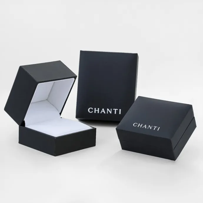 1 x 0,03 ct solitaireørestik i 14 karat guld med diamant