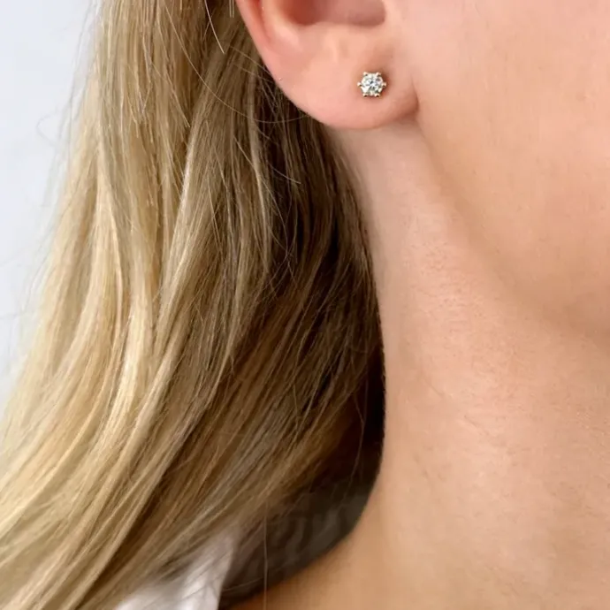 2 x 0,20 ct solitaireørestikker i 14 karat guld med diamant