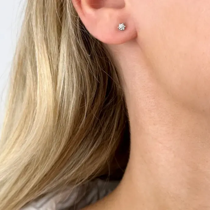 2 x 0,10 ct solitaireørestikker i 14 karat hvidguld med diamant