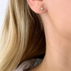 2 x 0,10 ct solitaireørestikker i 14 karat guld med diamant